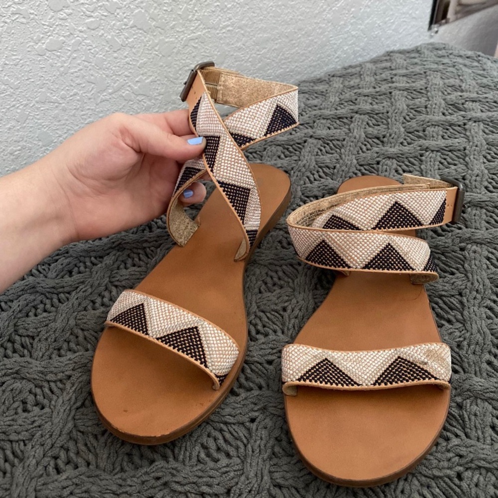 Size 8 Twist Sandals with a Geometric Pattern